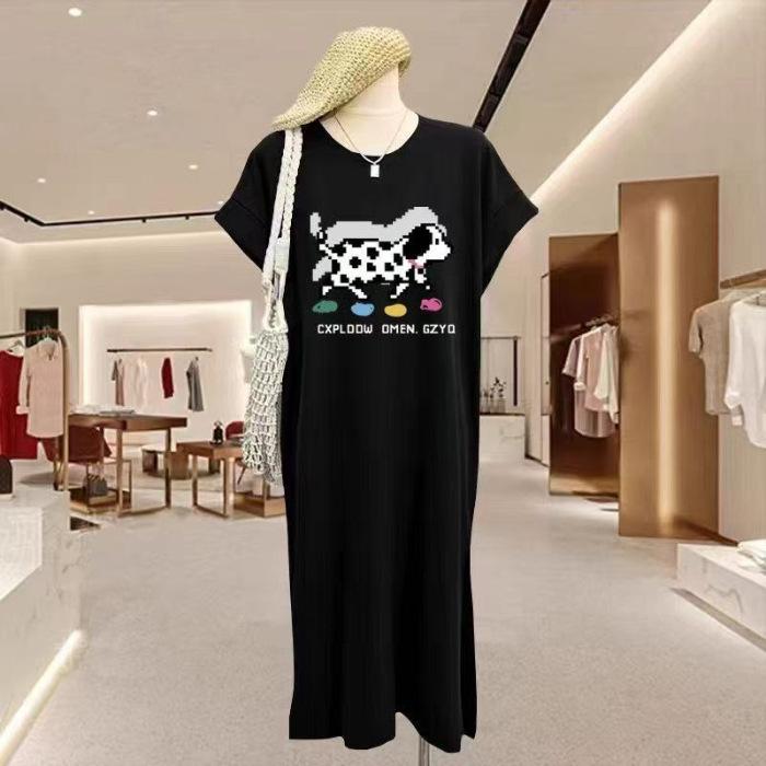 Ein neues koreanisch-inspiriertes, lockeres, lässiges, übergroßes, figurschmeichelndes Kleid mit einem Schlitz für den Sommer