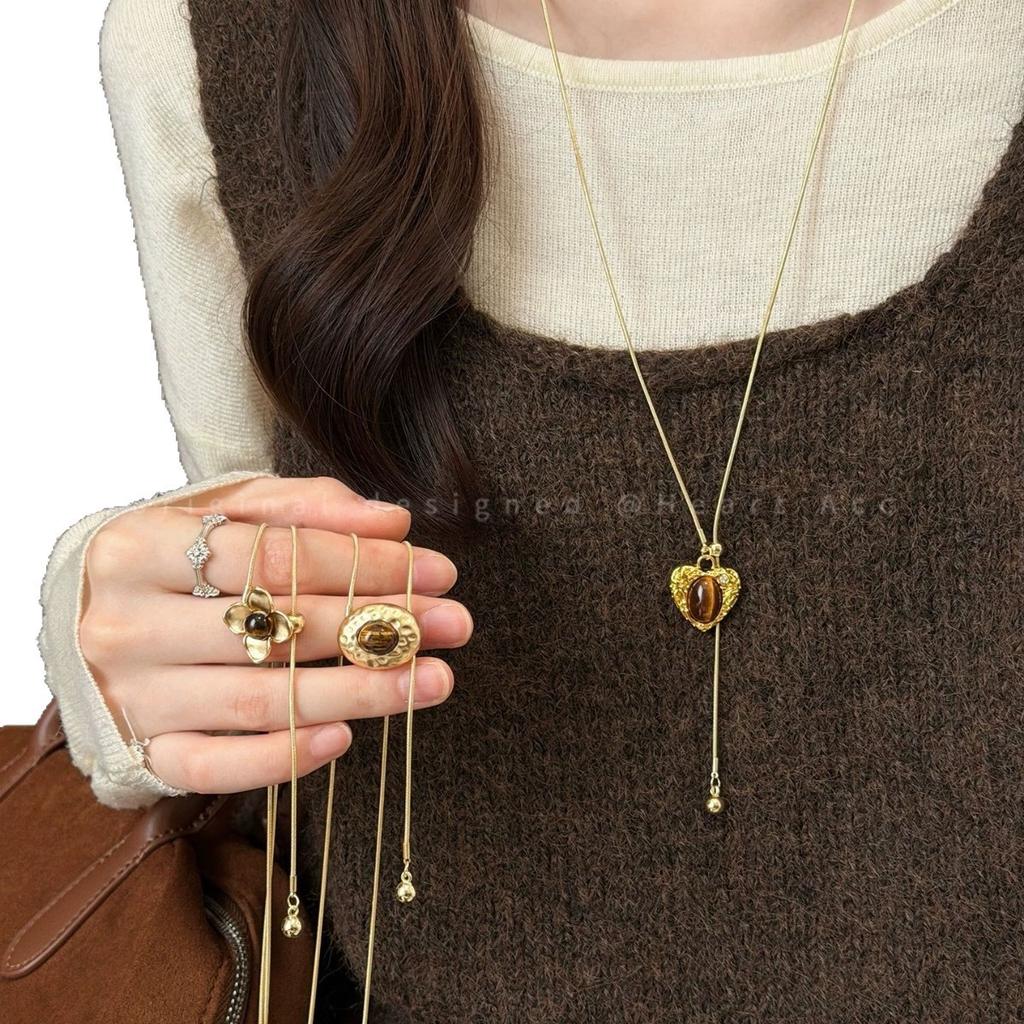 Winter and Autumn Vintage Tiger-eye Stone Heart-shaped Flower Pendant Pull Necklace for Elegant Women's Sweater Chain