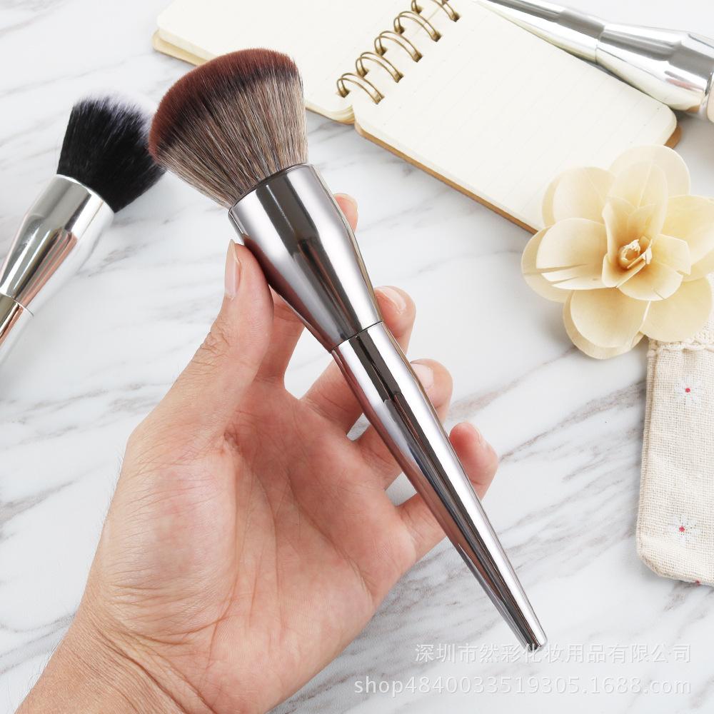 Single makeup brush, large loose powder brush, honey brush, blush brush, highlight brush, extra paint large soft bristle.