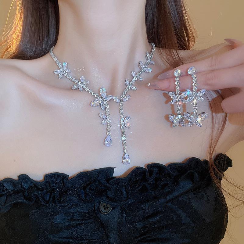 Sada čtvercových náušnic s kamínky a náhrdelníku: Elegantní, Luxusní a Všestranný Choker Šperk