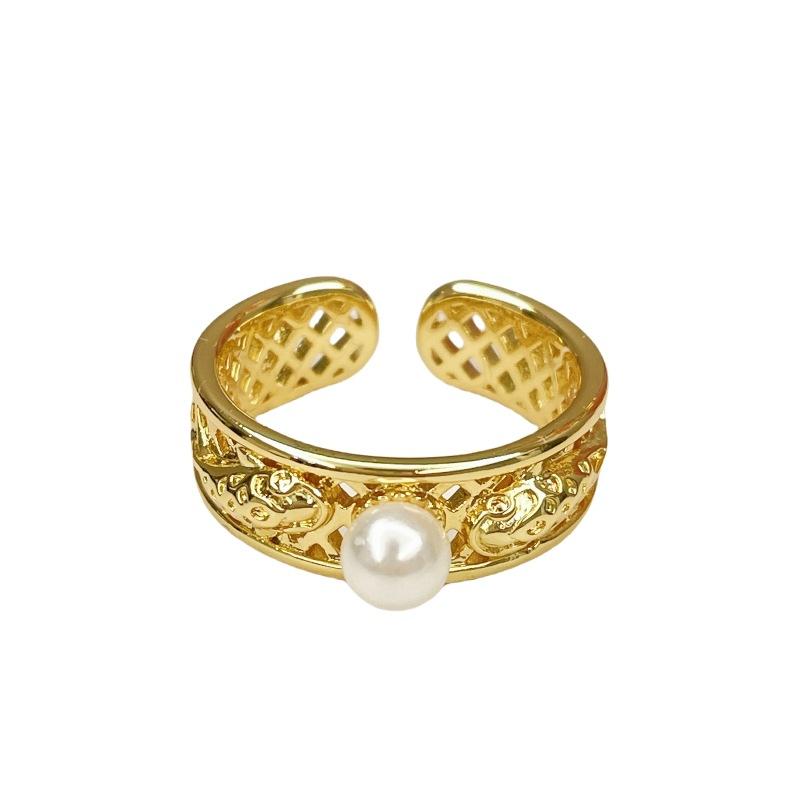 In The Middle Ages, There Were Fish Drops, Pearls, Hollowed-Out Flowers, Open Rings, Exquisite High-End Rings, Simple Temperament And Full Of Diamonds