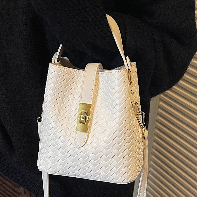 High-value fashionable hand-carried bucket bag women's autumn new niche simple casual shoulder messenger bag