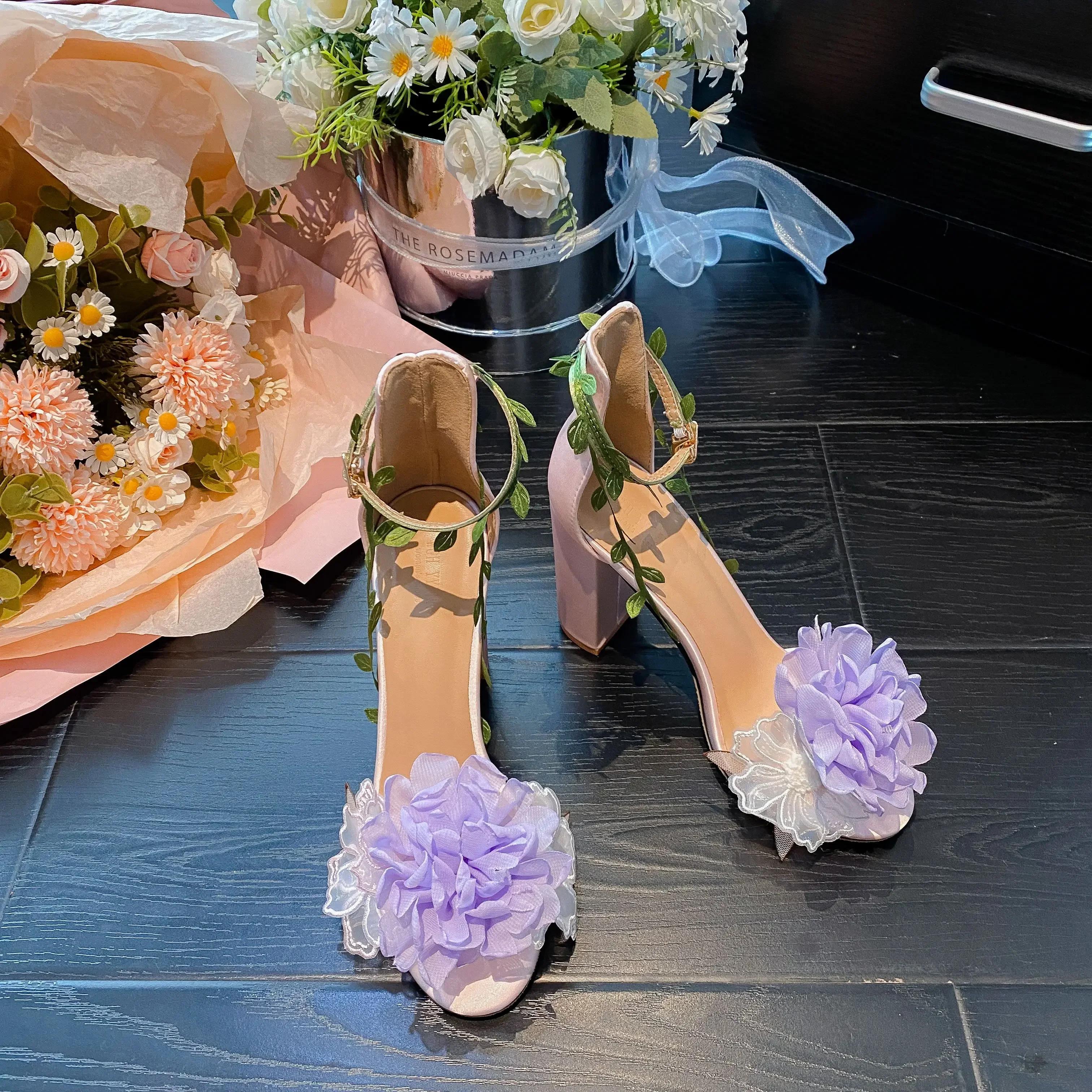 

Модные свадебные туфли, розовые туфли на высоком каблуке, туфли на толстом каблуке с открытым носком, новые сандалии 2025 года, расшитые цветами, с открытыми ремешками, свадебные туфли 42