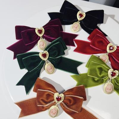 Velvets Heart Bowknot Pin for Autumn and Winter Wardrobe Vintage Bows Tie Collar Flower Women Neckline Accessories
