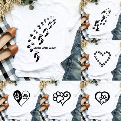 Weißes lässiges kurzärmeliges T-Shirt Unisex Pfotenabdruck Fußabdruck Herzförmig Never Walk Alone Slogan Tägliches Geschenk Sommer Oberteil