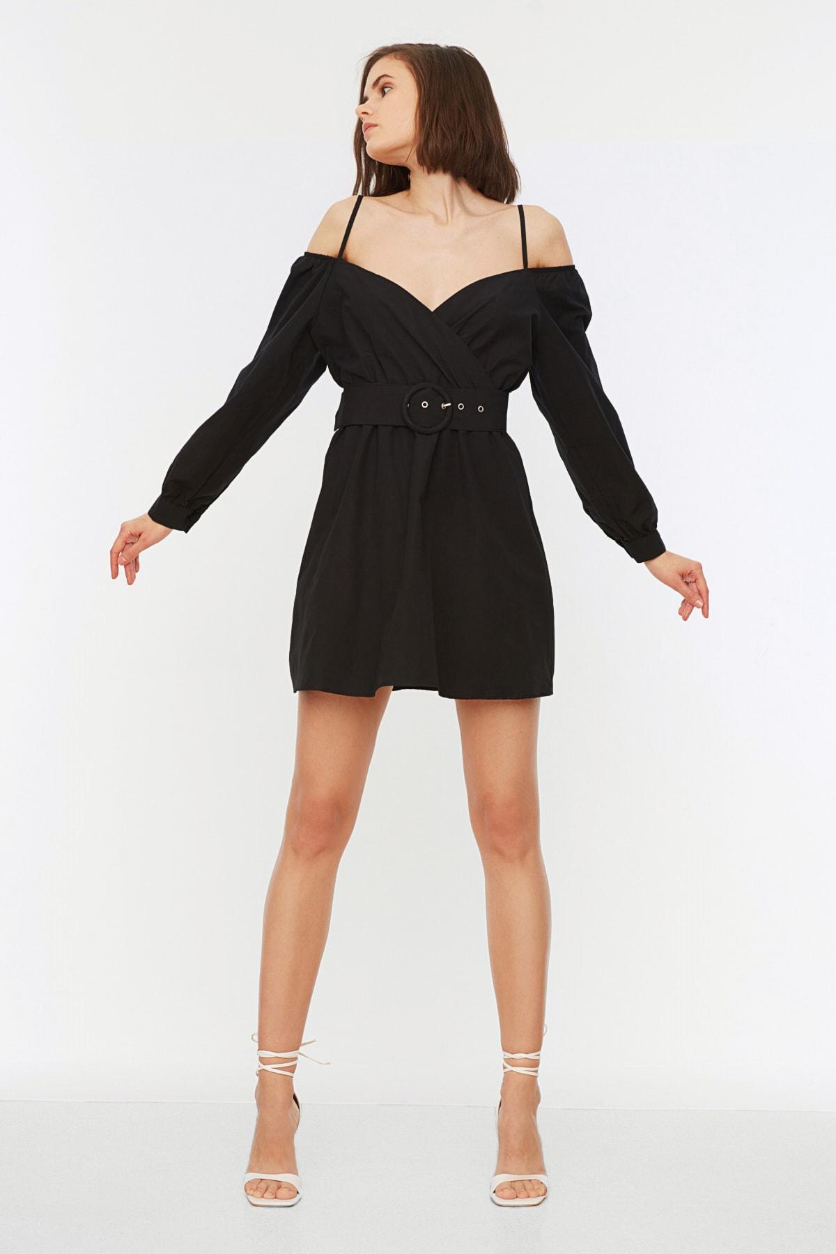 

Черное платье с рюшами и поясом TWOAW22EL0365..