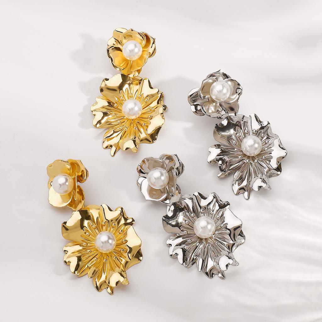 Women European American Fashion Pearl 3D Flower Earrings Retro Luxury Temperament Stud Earrings For Women