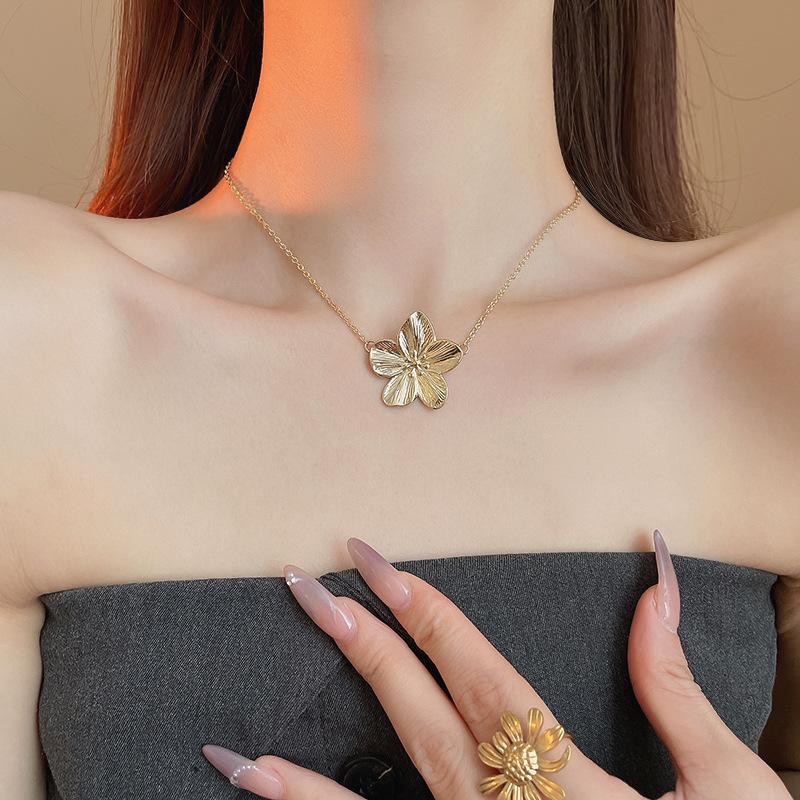 Metal Flower Clavicle Necklace Fashion Temperament Flower Neck Necklace