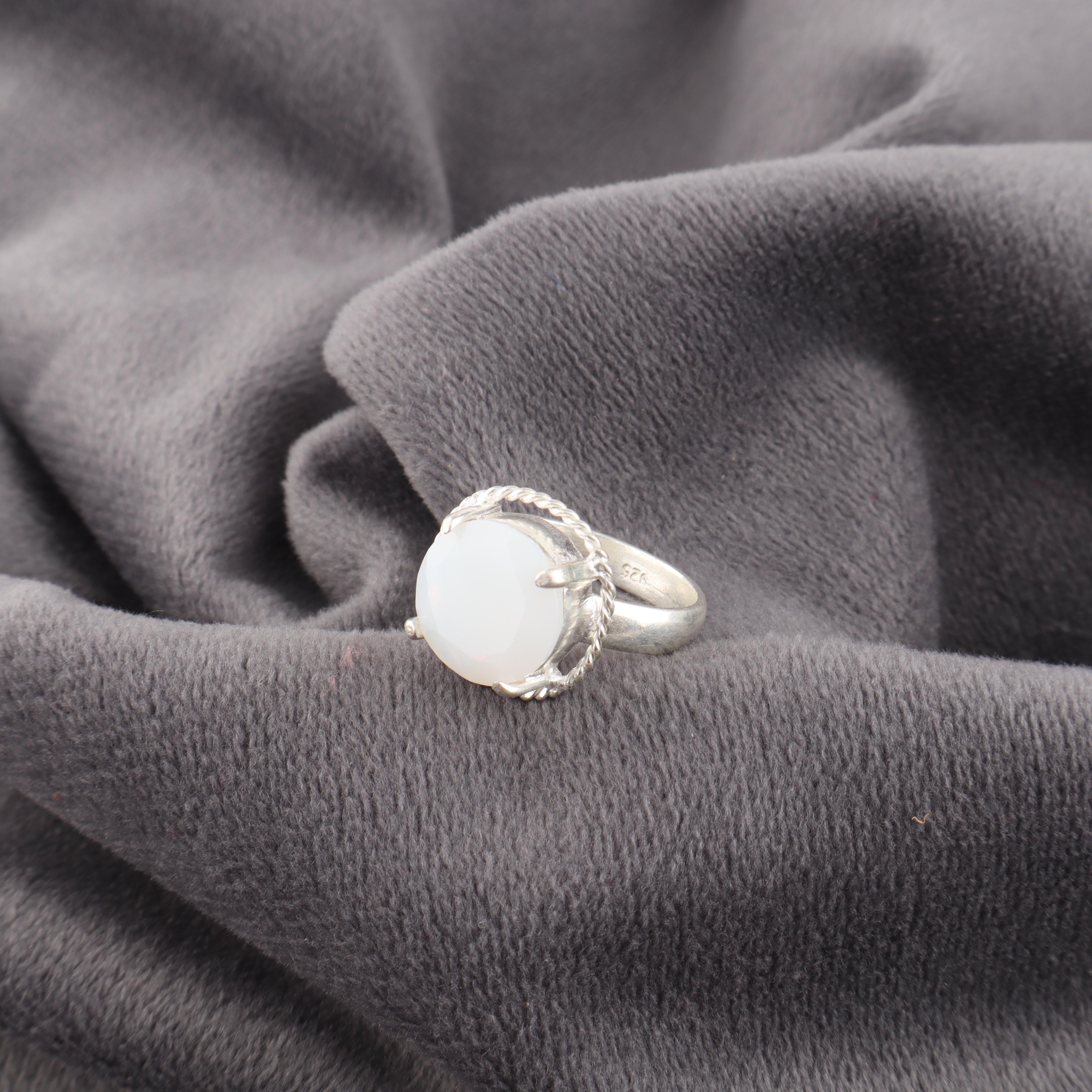 

Ювелирные изделия из молочного опала, Красивое серебряное кольцо ручной работы, Ювелирные изделия из стерлингового серебра 925 пробы, Кольцо для медитации, Подарок для бабушки 10 белый