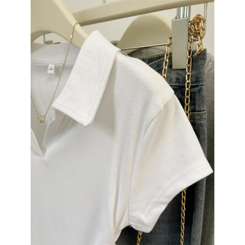 Ein kurzärmeliges Sommer-Plissee-Top mit geraffter Taille und eng anliegendem Schnitt, mit einem T-Shirt mit Vorderachsel als Basisschicht