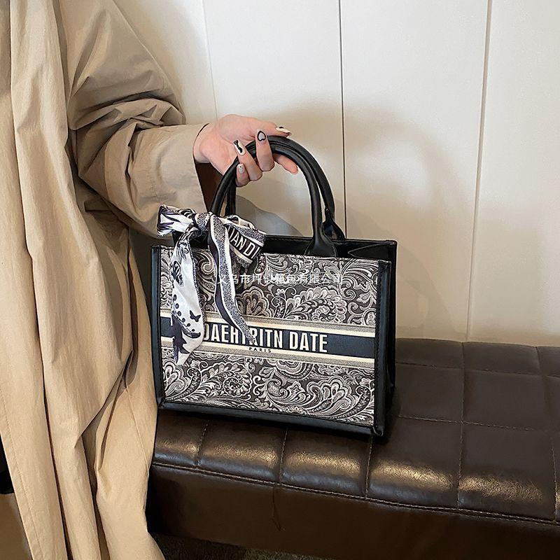 2025 Neue Damen Exquisite Dreidimensionale Tragetasche mit Hartem Boden - Unterarm-Schultertasche, Perfekt für die Uni oder zum Pendeln