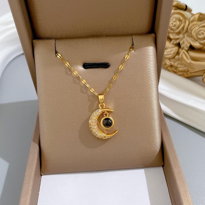 **Lively Women's Necklace: Titanium Steel & Gold-Plated Copper Clavicle Chain**