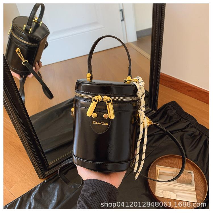 

Fashion high-end hand bucket bag 2025 winter new niche trend casual shoulder bag Korean version messenger bag