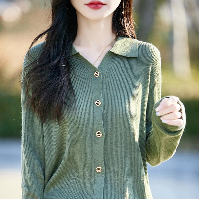 Lekki kardigan damski wykonany w 50% z wełny i w 50% z jedwabiu morwowego – uniwersalny sweter na 4 pory roku zapewniający całoroczny komfort i styl