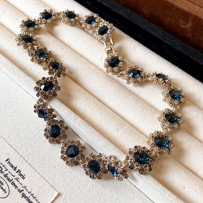 A Diamond-Encrusted Floral Necklace Paired With A Stylish Retro Clavicle Chain Is Suitable For Everyday Wear, Parties, And Various Other Occasions.