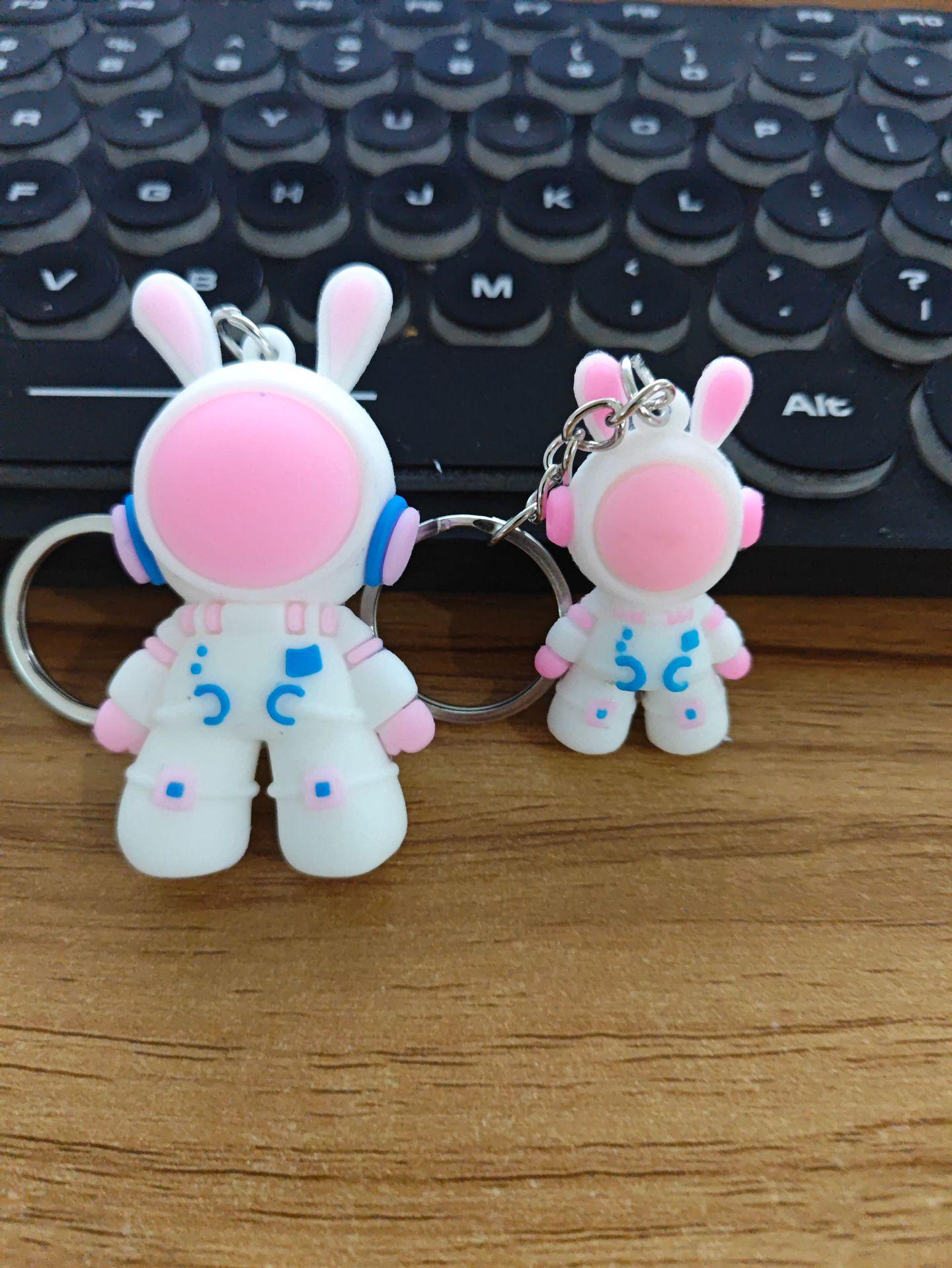 

Брелок в виде 3D-мультяшного космического кролика - изысканная подвеска на сумку, идеально подходит для детских призов или подарков на мероприятия Small 4*2.5cm