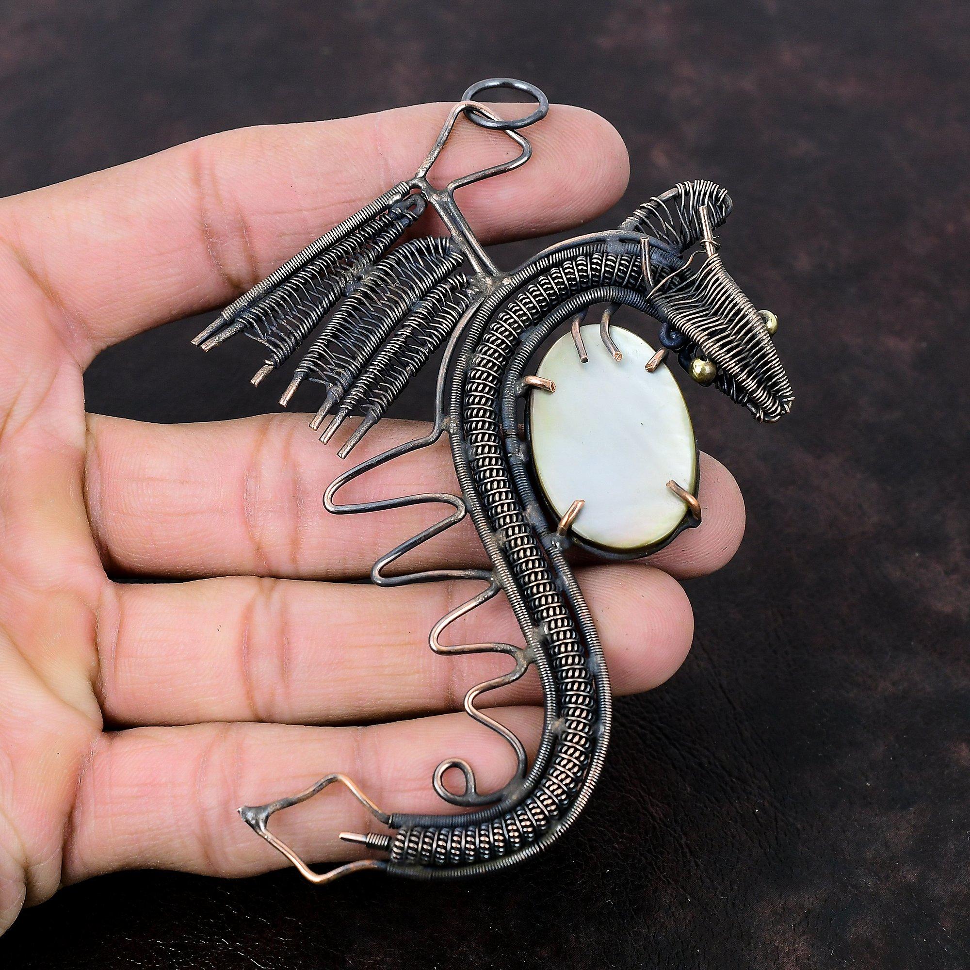 

Перламутровый кулон Медная проволока Обернутый кулон Дракон Кулон Ручная работа Ювелирные изделия из медной проволоки Подвеска с драгоценным камнем для подарка Ювелирные изделия из камня