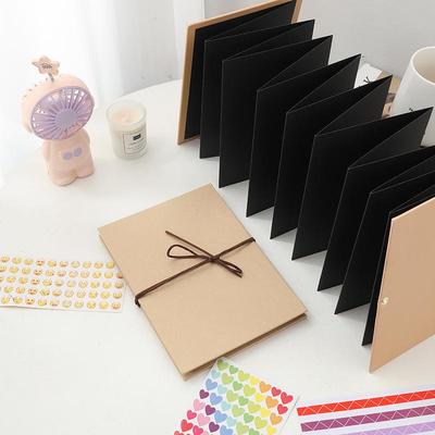 DIY album v harmonikovém provedení: Ručně vyráběný dárkový balzám pro výročí párů a narozeniny nejlepších přátel.