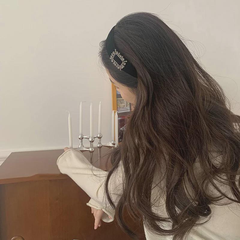 Elegant Velvet Headband with Diamond Embellishment: Chic Autumn/Winter Accessory for Sophisticated Women