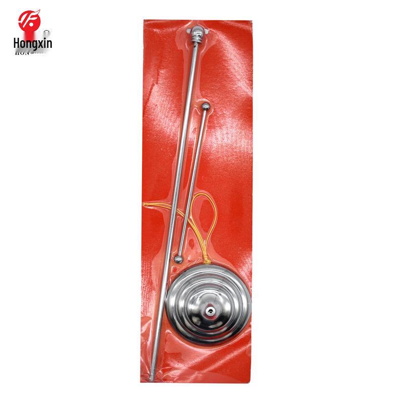 Rødt ensidig reklameflagg med metallfot og tverrstang utstyrt med tau