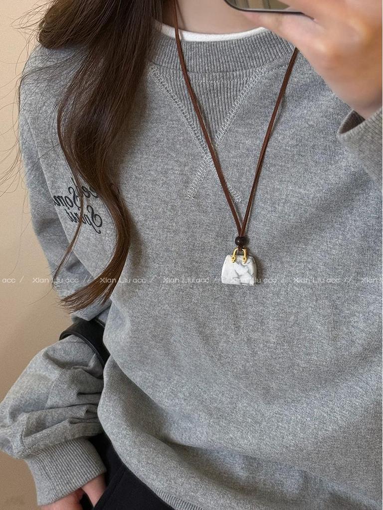 Korean Velvet Cord Tiger Eye Stone Pendant Necklace for Women – High-End Niche Design, Perfect for Autumn and Winter Sweaters.