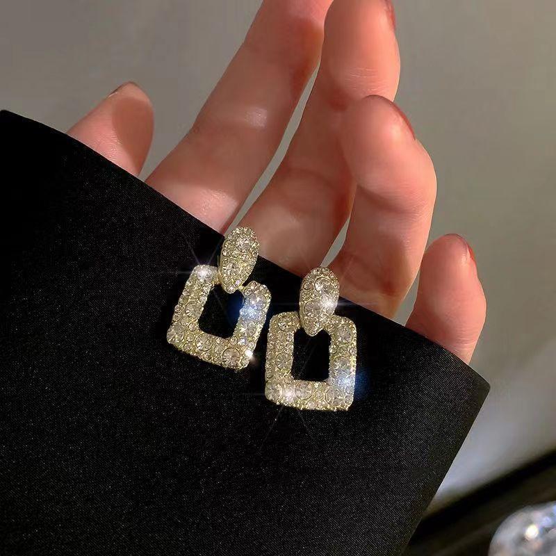 Stylish and simple square high-end stud earrings, women's geometric versatile temperament earrings, elegant and atmospheric earrings.