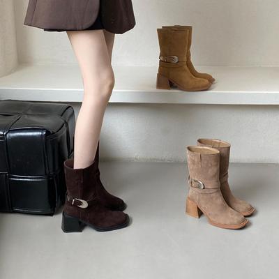 Koreanische Version von mittelhohen Stiefeln mit dickem Absatz 2025 Gürtelschnalle kleine Westernstiefel Damen Herbst und Winter locker plissierte Martinstiefel