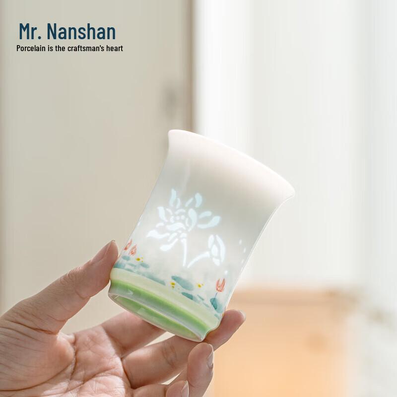 Nanshan Gentleman Ručně malovaný keramický hrnek s lotosovým motivem