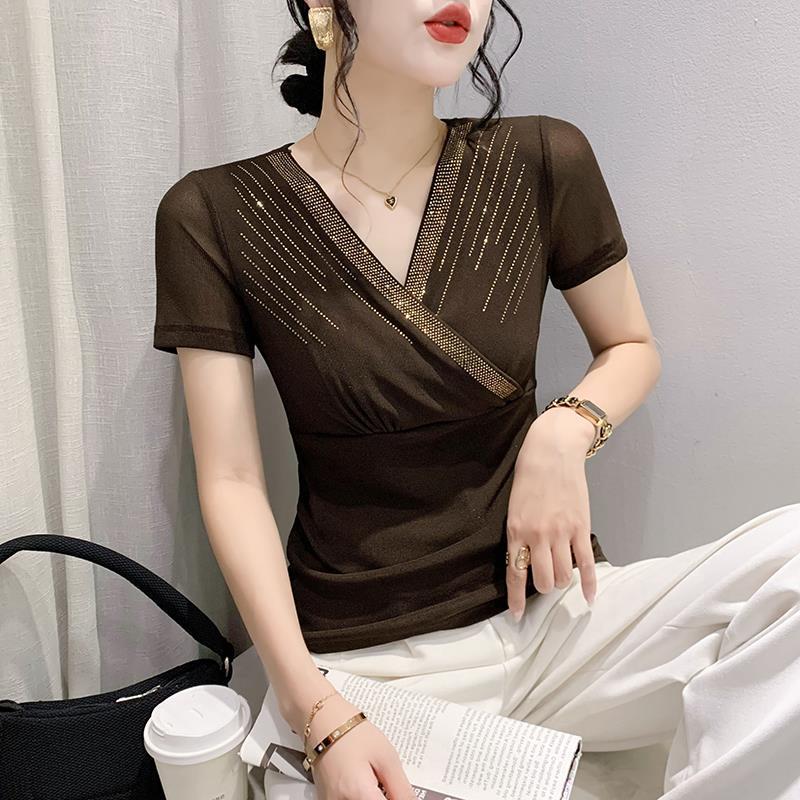 European Spring/Summer 2023 V-neck Mesh T-shirt with Rhinestone Cutout: Women's Fashionable Slimming Base Shirt