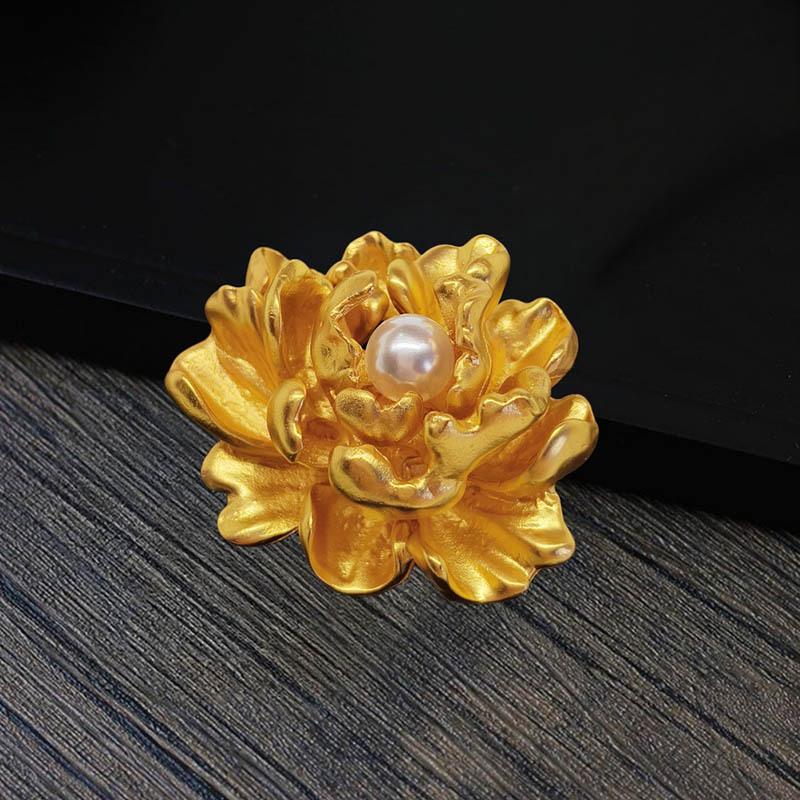 Elegant Gold Color Peony Flower Brooch For Women 1Pcs Plant Pin For Graduation Ceremony Fashion Wear