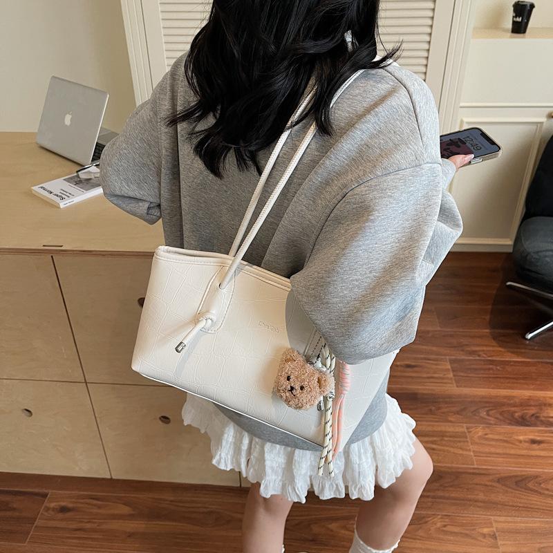 Commuting to work, underarm bag women's 2025 new versatile foreign-style texture portable shoulder large-capacity women's bag