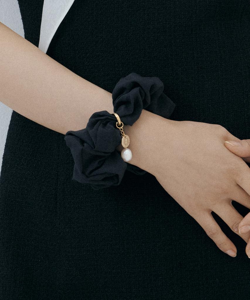 Lucir Zu Scrunchie + Detachable Pearl Charm Set (Black)