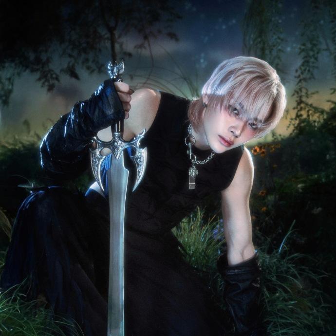 &TEAM [BACK TO LIFE] KR 1. Mini-Album ROAR