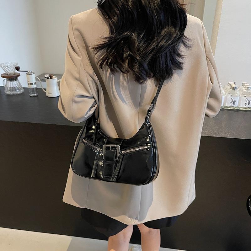 

2024 новая сумка нишевая текстура сумка палка модная сумка через плечо подмышку 27*7*20 чёрный