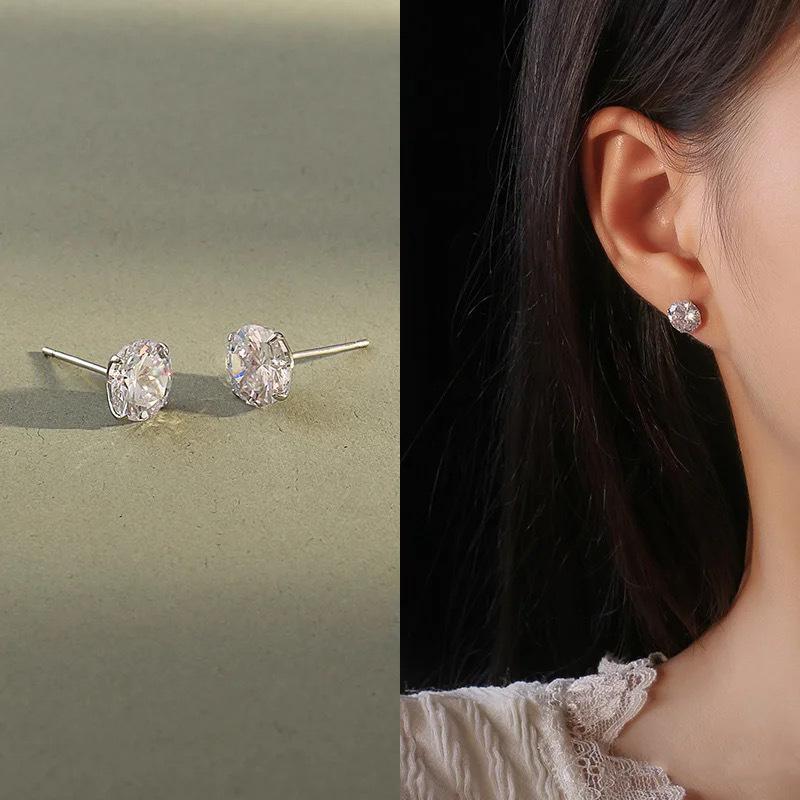 

Four Claw Earrings for Women, Classic Super Sparkling Small Earrings, Ear Hole Care, Simple and Cool Style, Temperament 5mm