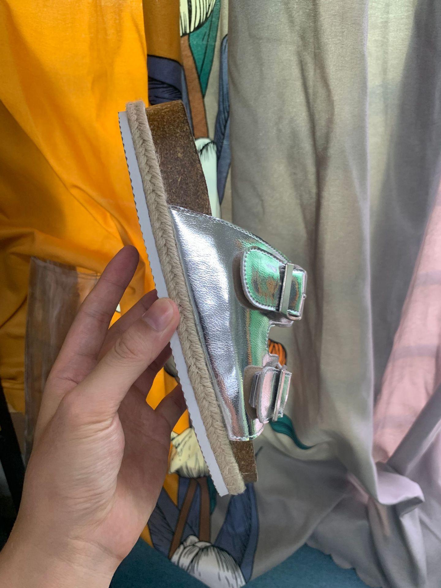 

Кожаные тапочки Бокен наступают на дерьмо ощущение пляжные сандалии женские серебристые платформа летняя обувь плоская подошва одна кнопка крутые тапочки 43 серебряный