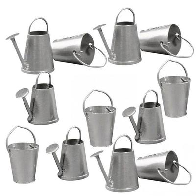 6 minivattenkannor och 6 metallhinkar 2 cm