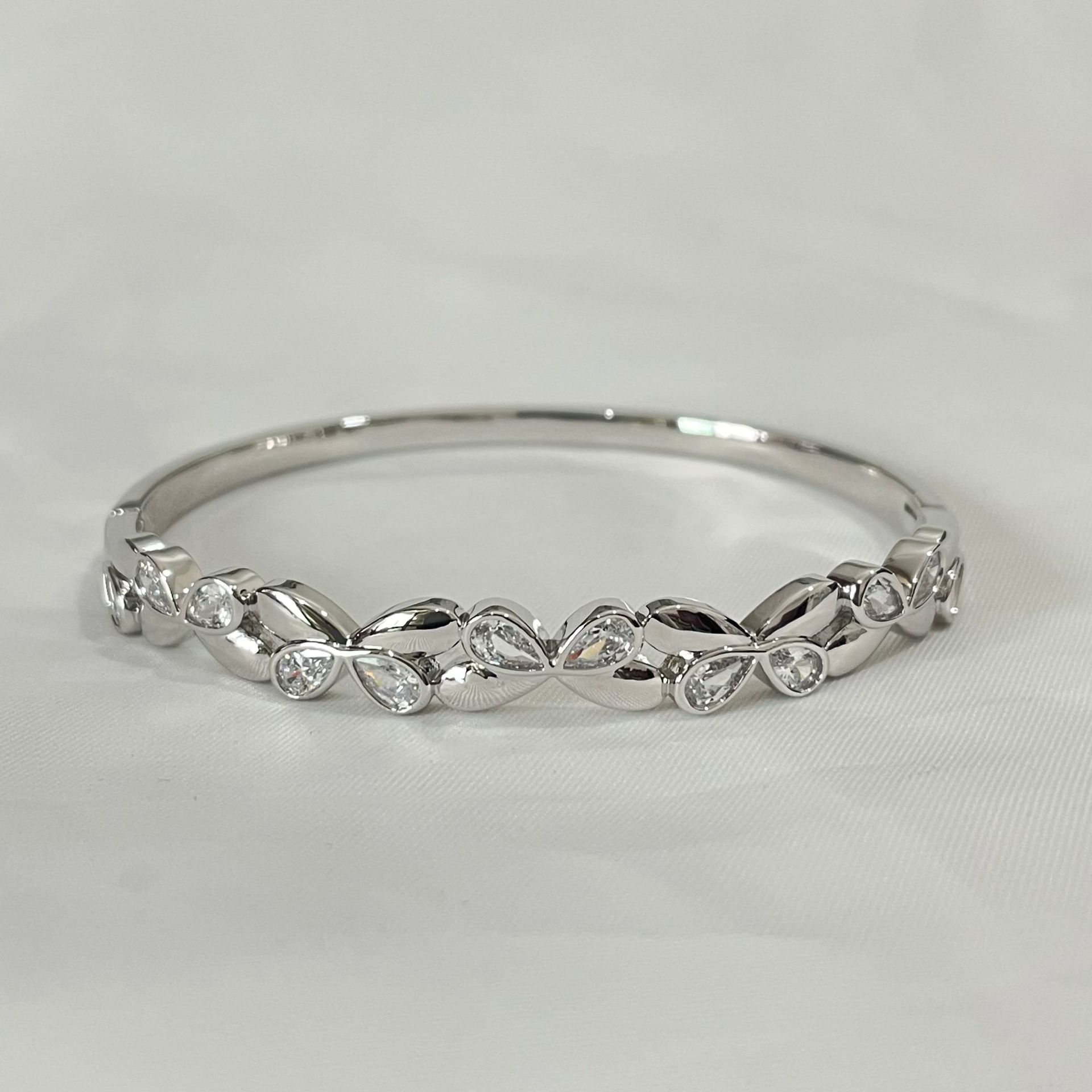Fashionable and Creative Buckle Butterfly, Cute, Versatile, Simple and Exquisite Hand Jewelry Bracelet One Size(16-22CM)