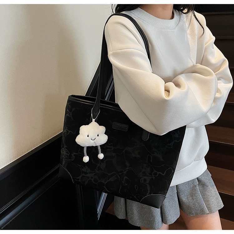 Ретро Сумка Большой Вместимости Женская Повседневная Наплечная Эта Популярная Сумка-тоут для Поездок на Работу 39x11x25 чёрный