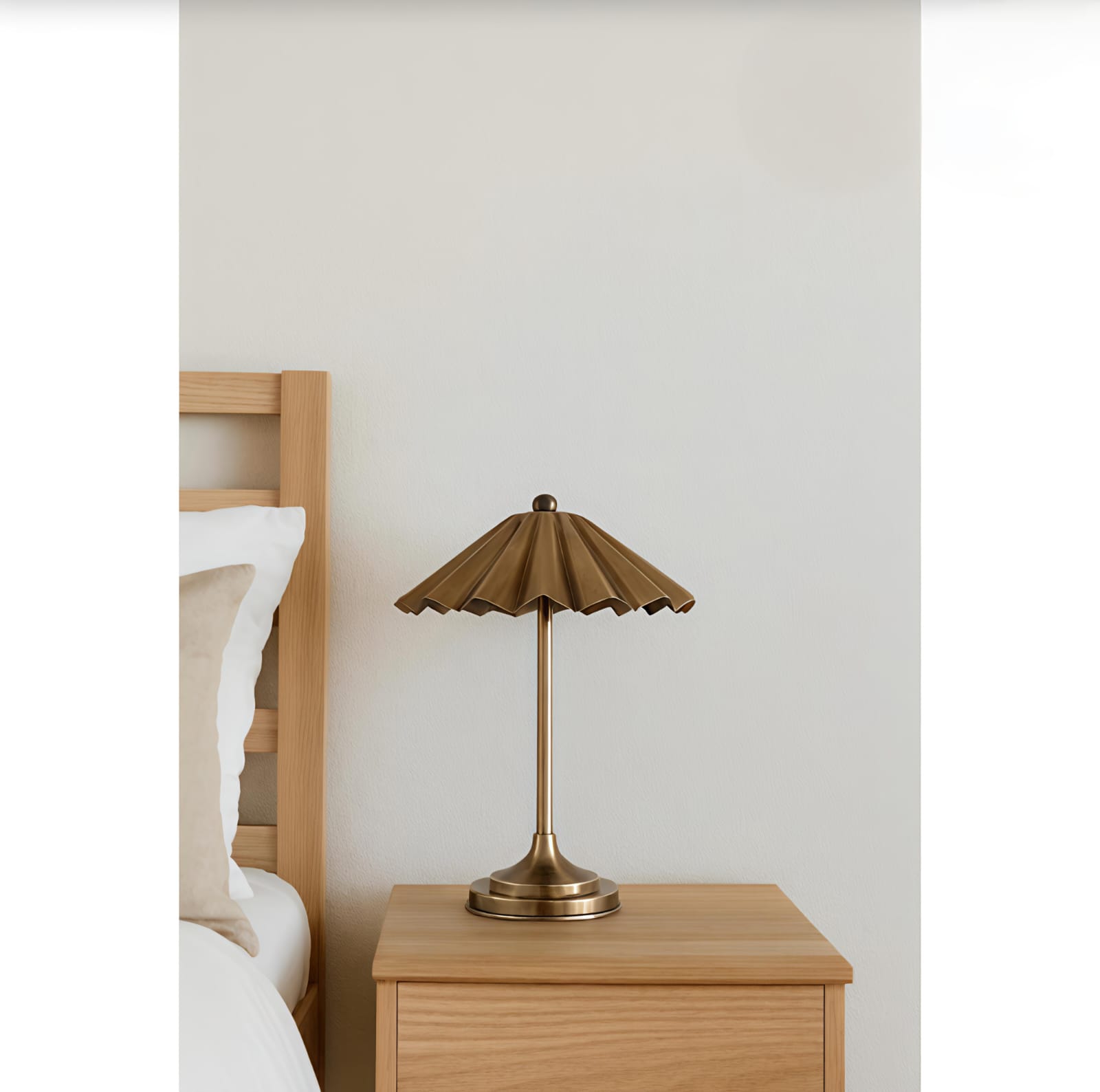 

Вінтажна латунна настільна лампа з плісированим абажуром Модерн середини століття Приліжкова лампа Ретро латунна настільна лампа Для декору спальні чи вітальні Подарунок