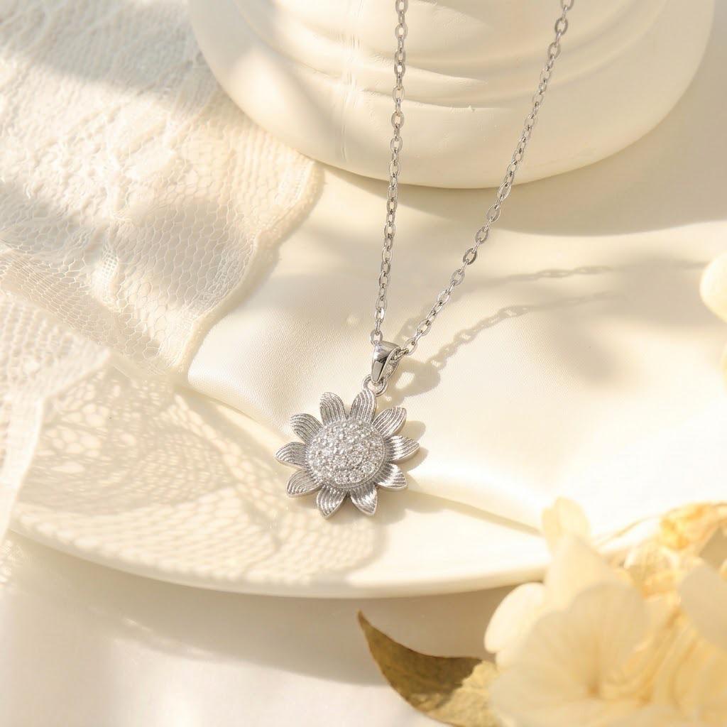 Women's Titanium Steel Rotatable Flower Necklace - Fashionable, Simple, Versatile Clavicle Chain Jewelry.
