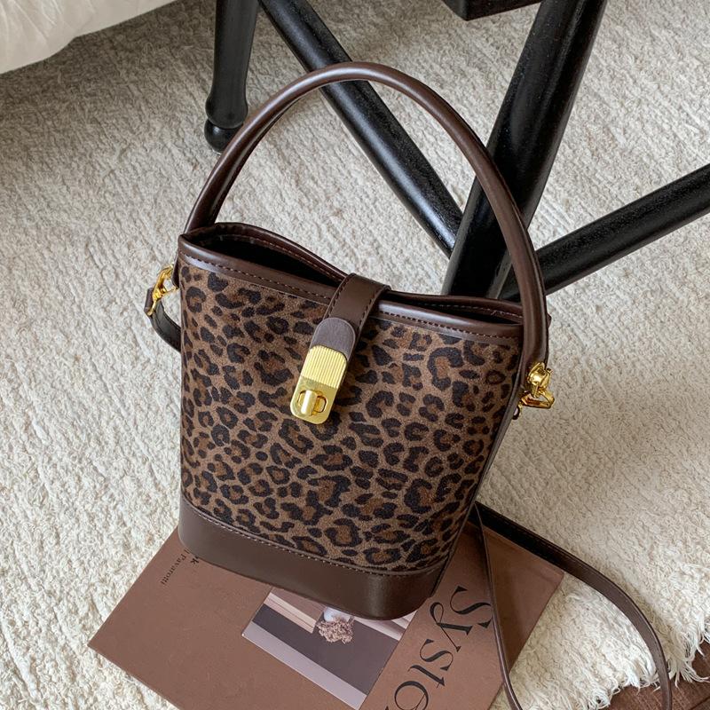 Niche Design Leopard Print Bucket Bag Women's 2025 New Retro Fashion Portable Commuter Bag Fashion Shoulder Messenger Bag