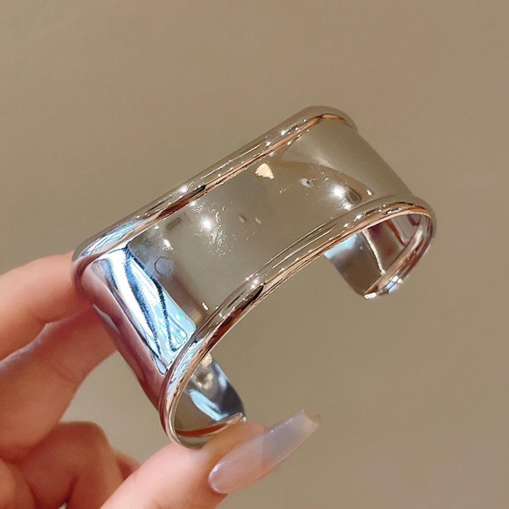 European and American Simple Bracelets, Arm Rings, Niche Cold Wind Temperament Bracelets, High-end Sense and Versatile Jewelry.