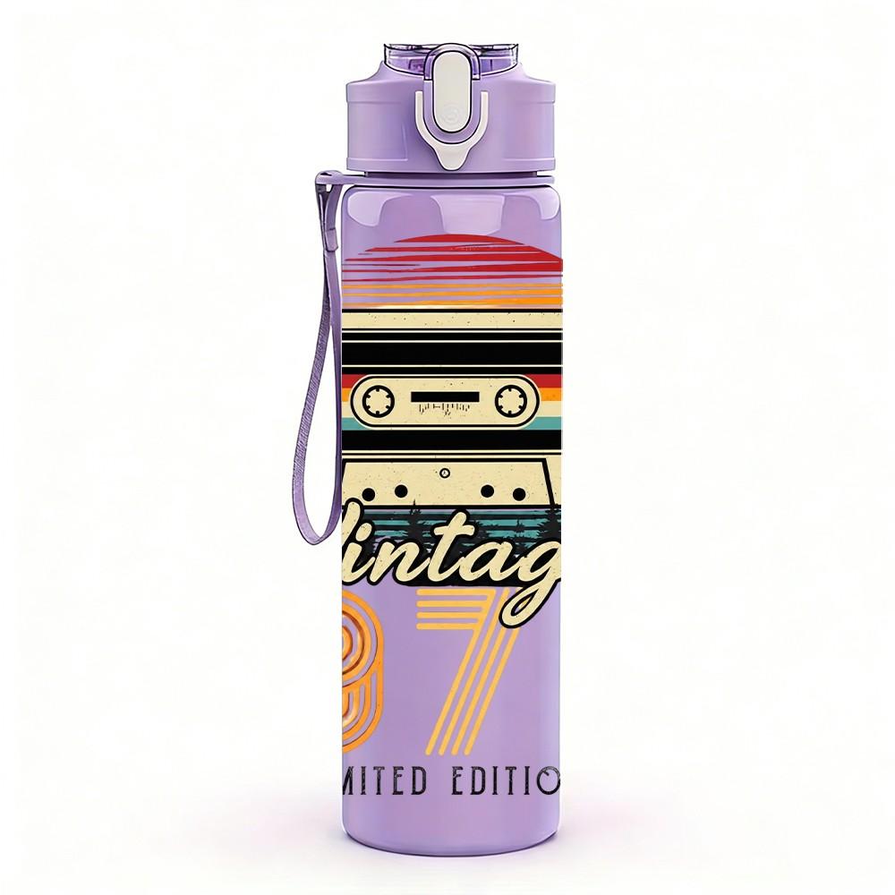 1PC Vintage 1976 Cassette Tape Print 750ml Color Plastic Sports Water Bottle Leakproof Flip Straw Lid Suitable for Sports Office Home Use
