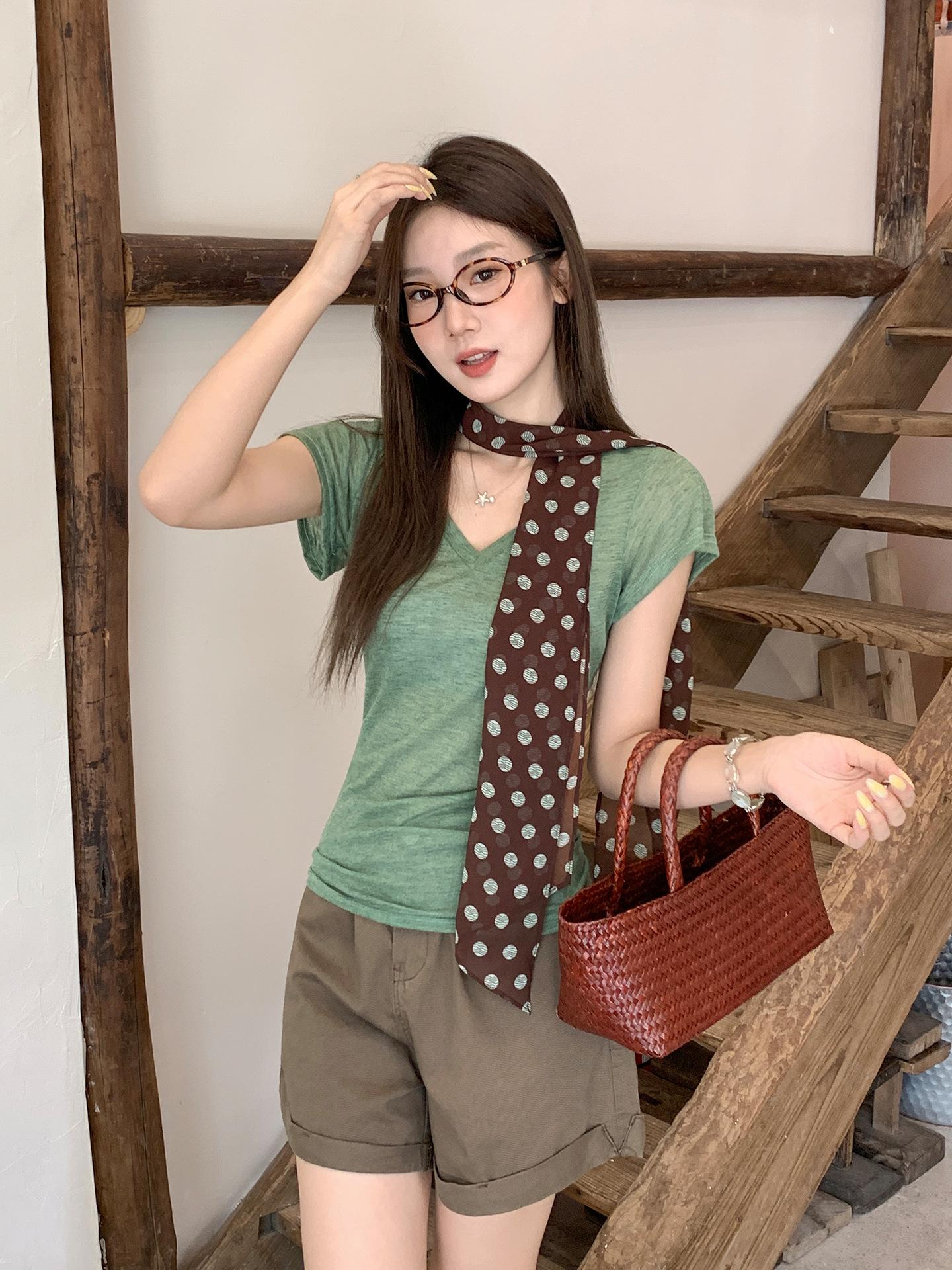 

Green plants wear front shoulder thin short-sleeved T-shirt women s summer new micro-transparent thin v-neck small top XL moss зелений колір