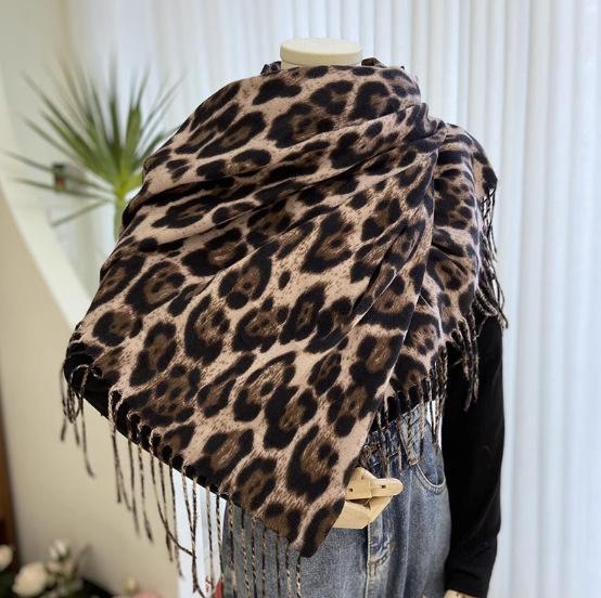 Niche design sweet and cool retro leopard print fringed scarf women's new millennial spice girl style autumn and winter thickened shawl