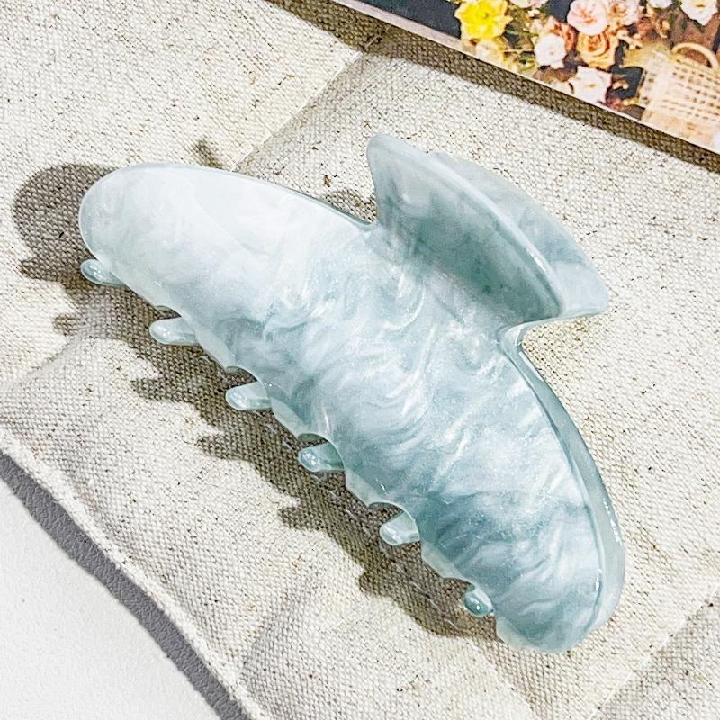 The Oval Hair Clip Exudes A High-end Feel. The Half-tied Shark Clip At The Back of The Head Is A Fashionable Hair Accessory