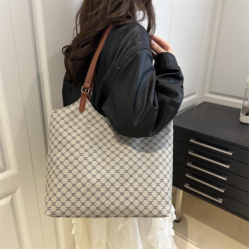 One-shoulder portable zipper tote bag, new large-capacity commuting fashion printed underarm women's trend bag