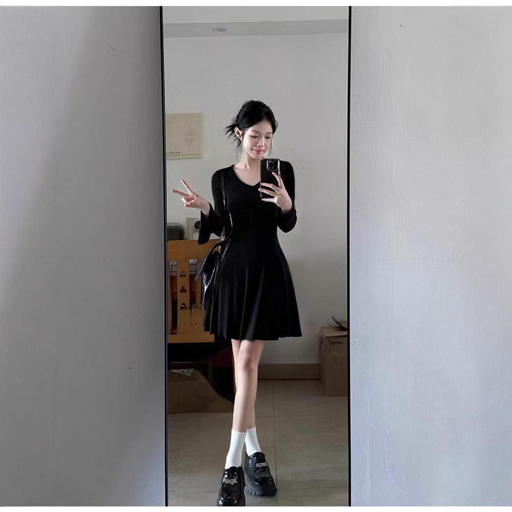 Black Long-sleeved Knitted Dress, Short Female Giant Looks Good, and the Small Man Wears the Skirt In the Early Season.