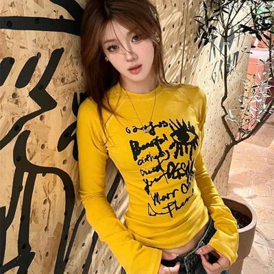 2KWEIRD Enges Gelbes Langarm-T-Shirt für Damen Graffiti-Print Vintage Streetwear Slim Unterhemd Vielseitiges Oberteil y2k